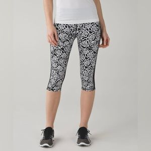 Lululemon Real Quick Crop Posey Black White Cropped Legging size 6 EUC